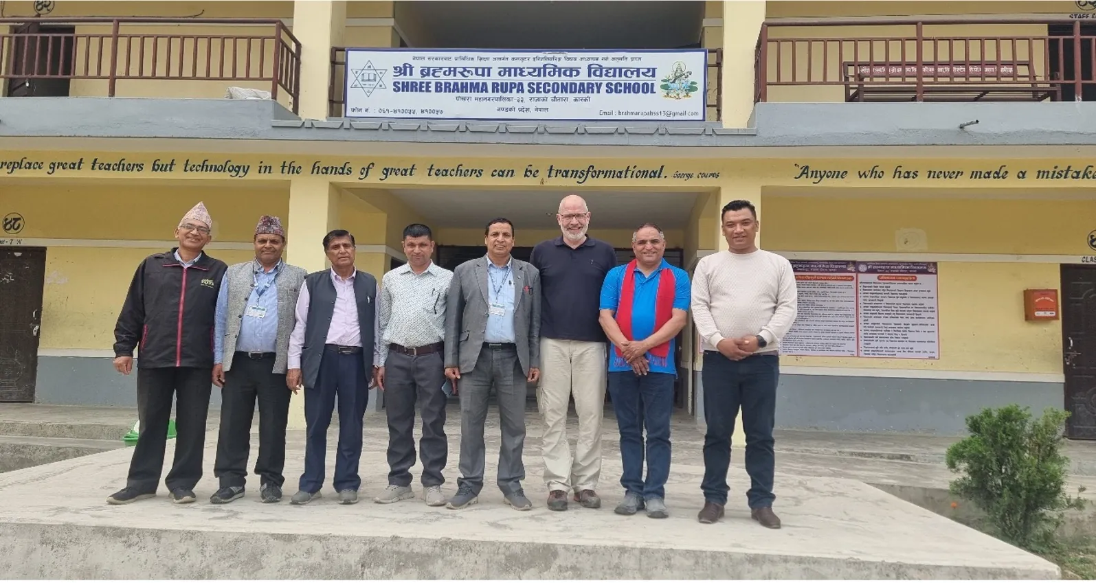 Lehrkräfte und Besucher vor der Brahma Rupa Higher Secondary School