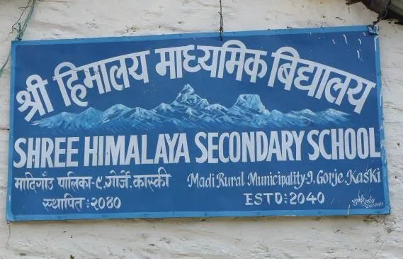 Schild der Shree Himalaya Secondary School in Gorje